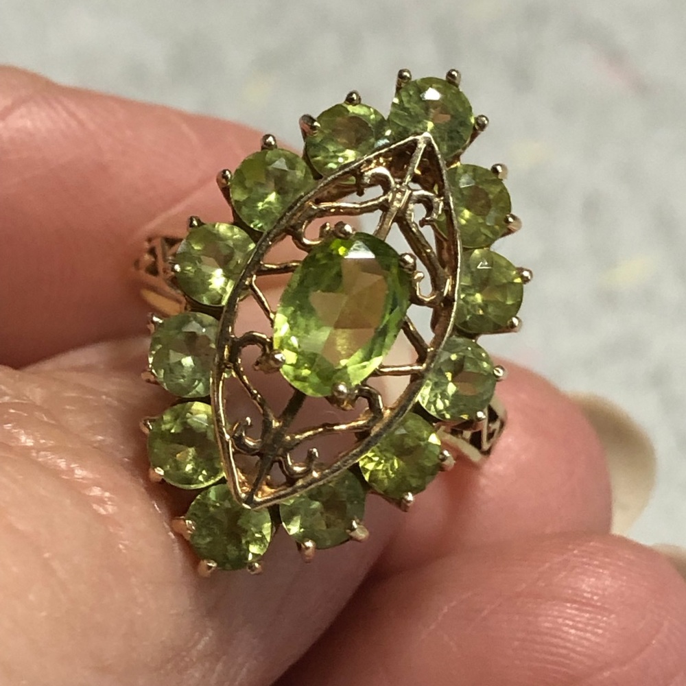 10kt Gold Peridot Ring - Picture 7 of 8